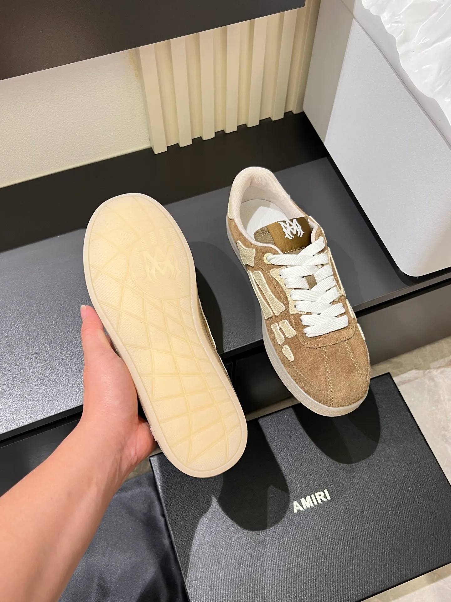 Men's shoes 💰p560 "AMIR*" new men's low-top casual sports sneakers bone shoes, another pair of irresistible bone shoes. Bone shoes are one of AMIRI's most popular items. Made of first-layer cowhide upper. The side bones are made of two cowhide laminations. It has a three-dimensional effect. The leather incisions are all oil-edged. Contrast color design. Simple style. Fashionable sports. Customized metal LOGO nameplate embellished with laces. Exclusive top-quality version. Supports contrast. Breathable mesh lining. The original rubber outsole is a must-have item for daily leisure. It is suitable for various occasions. If you pursue high quality, check it out. It is super cool on the feet and comes with a full set of original packaging! Size: 39-45!